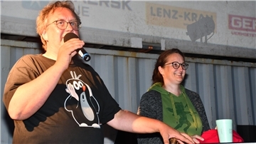 Zwei Menschen auf dem Podium