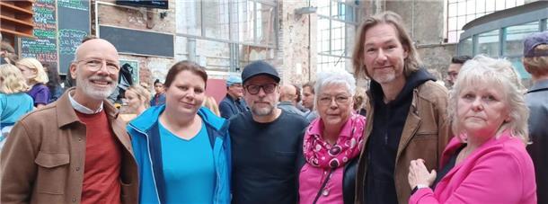 Andrea Knoke (rechts), Marion Kallweit (3. von rechts) und ihre Begleiterin Maren Kloy trafen in Hamburg den „Sörensen“-Produzenten Jakob Claussen, Hauptdarsteller und Regisseur Bjarne Mädel und Autor Sven Stricker.