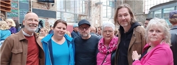Andrea Knoke (rechts), Marion Kallweit (3. von rechts) und ihre Begleiterin Maren Kloy trafen in Hamburg den „Sörensen“-Produzenten Jakob Claussen, Hauptdarsteller und Regisseur Bjarne Mädel und Autor Sven Stricker.