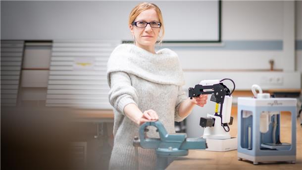 So steht’s um die digitalen Fähigkeiten der Lehrer im Cuxland Andrea Kück, Lehrerin an der Max-Eyth-Schule, Berufsbildende Schulen Schiffdorf, ist Preisträgerin der Auszeichnung „Weichensteller 2021“. In den Technikräumen arbeitet sie mit ihren Schülern unter anderem mit programmierbaren Leichtrobotern.