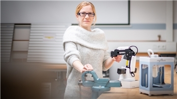 Andrea Kück, Lehrerin an der Max-Eyth-Schule, Berufsbildende Schulen Schiffdorf, ist Preisträgerin der Auszeichnung „Weichensteller 2021“. In den Technikräumen arbeitet sie mit ihren Schülern unter anderem mit programmierbaren Leichtrobotern.