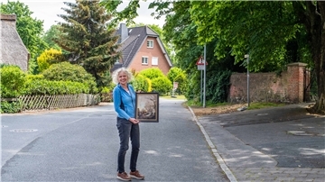 Andrea Rosemeier liebt das idyllische Fleckchen an der Straße Am Jedutenberg. Als junge Frau malte sie genau diesen Blick, wie er sich heute noch bietet, um die Dionysiuskirche mit Ölfarben – auf einem alten Bettlaken.