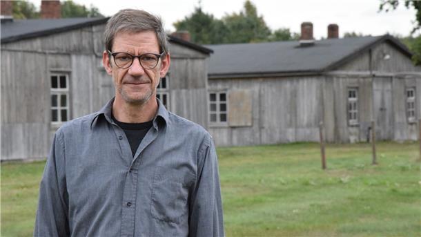 Andreas Ehresmann, Leiter der Gedenkstätte Lager Sandbostel, verweist auf eine am 25. Oktober in Berlin beginnende Veranstaltungsreihe, die die Gedenkstätte mit mehreren Kooperationspartnern organisiert.