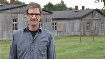Andreas Ehresmann, Leiter der Gedenkstätte Lager Sandbostel, verweist auf eine am 25. Oktober in Berlin beginnende Veranstaltungsreihe, die die Gedenkstätte mit mehreren Kooperationspartnern organisiert.