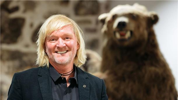 Tierfilmer Andreas Kieling: „Bären trifft keine Schuld“ Andreas Kieling 2020 bei der Vernissage zu seiner Ausstellung „Mit den Grizzlys durch Alaska“ neben einem Präparat eines Grizzlybären.