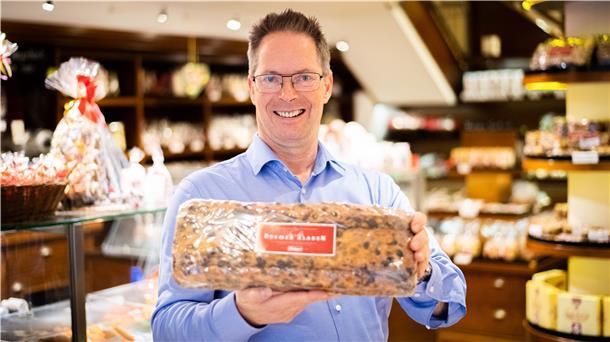 Dem Bremer Klaben auf der Spur Andreas Knigge, ist neben seinem Bruder Harald, Inhaber von Café und Konditorei in der Sögestraße. In den Händen hält er einen frischen verpackten Klaben.