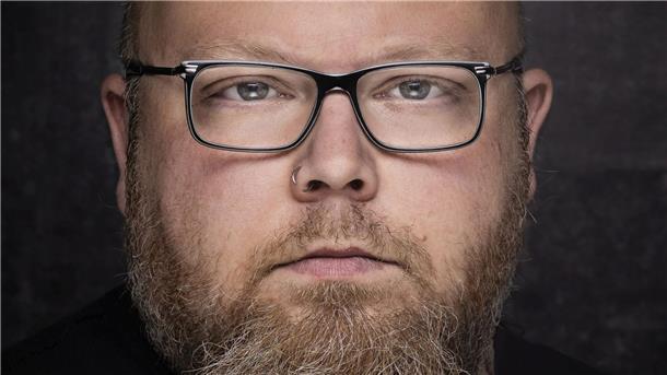 Maritime Tage 2023: Große Stimmen kommen auf die Bremerhavener Bühne Ein Musiker vor schwarzem Hintergrund