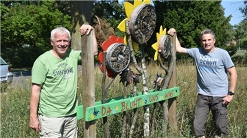Andreas Pape und Mario Löhden werten ihre Blühfelder mit Nisthilfen für Insekten auf. Dieses bunte Exemplar haben die beiden Landwirte von einem Anbieter aus dem Münsterland bekommen.