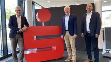 Andreas Renken (von links), Gerd Behrens und Torben Gertjegerdes zeigen sich auch für den Landkreis Wesermarsch zufrieden mit der Halbjahresbilanz der Landessparkasse zu Oldenburg.