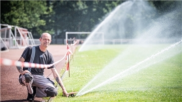 Andreas Schmiedel ist Platzwart beim SC Sparta in Bremerhaven. Den Fußballplatz zu bewässern, gehört mit zu seinen Aufgaben.