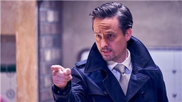 Andreas (Tom Schilling): „Niveau sieht nur von unten aus wie Arroganz.“