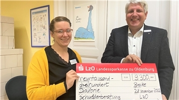 Andreas Vollert, LzO-Regionaldirektor Privatkunden, übergab den Spendenscheck an Marie Theres Bücking, Leiterin des Kreisdiakonischen Werkes Wesermarsch.