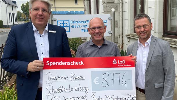 Andreas Vollert (LzO, von links) überreichte den Spendenscheck an Schuldnerberater Dieter Poppe und Thomas Scheurenbrand, Leitung Kreisdiakonisches Werk in der Wesermarsch.