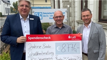 Andreas Vollert (LzO, von links) überreichte den Spendenscheck an Schuldnerberater Dieter Poppe und Thomas Scheurenbrand, Leitung Kreisdiakonisches Werk in der Wesermarsch.