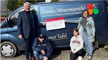 Andreas Vollert von der LzO (oben links) überreichte den Scheck an Süntka Janßen vom Arbeitslosenzentrum (oben rechts). Bei der Übergabe dabei waren auch Mark Vennemann vom ALZ und Praktikantin Marie Hagemann.