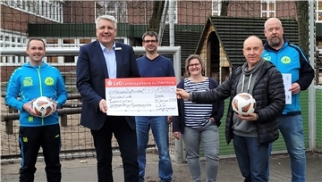 Andreas Vollert von der LzO überreichte Jörg Lange (vorne, von links), Vorsitzender des Fördervereins der Grundschule, den symbolischen Scheck über 1.500 Euro. Darüber freuen sich Alexander Herdt (ATR), Konrektor Jens Locker, Schulleiterin Kerstin Beck und Detlef Ahlers (ATR).