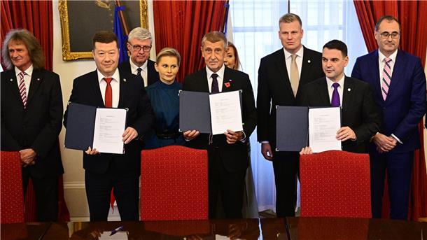 Rechtsbündnis in Tschechien unterschreibt Koalitionsvertrag Andrej Babis (M), tschechischer Milliardär und Gründer der Partei ANO, stellt mit den Vorsitzenden der ultrarechten Freiheit und direkte Demokratie (SPD) und der Autofahrerpartei Motoristen einen Koalitionsvertrag vor.