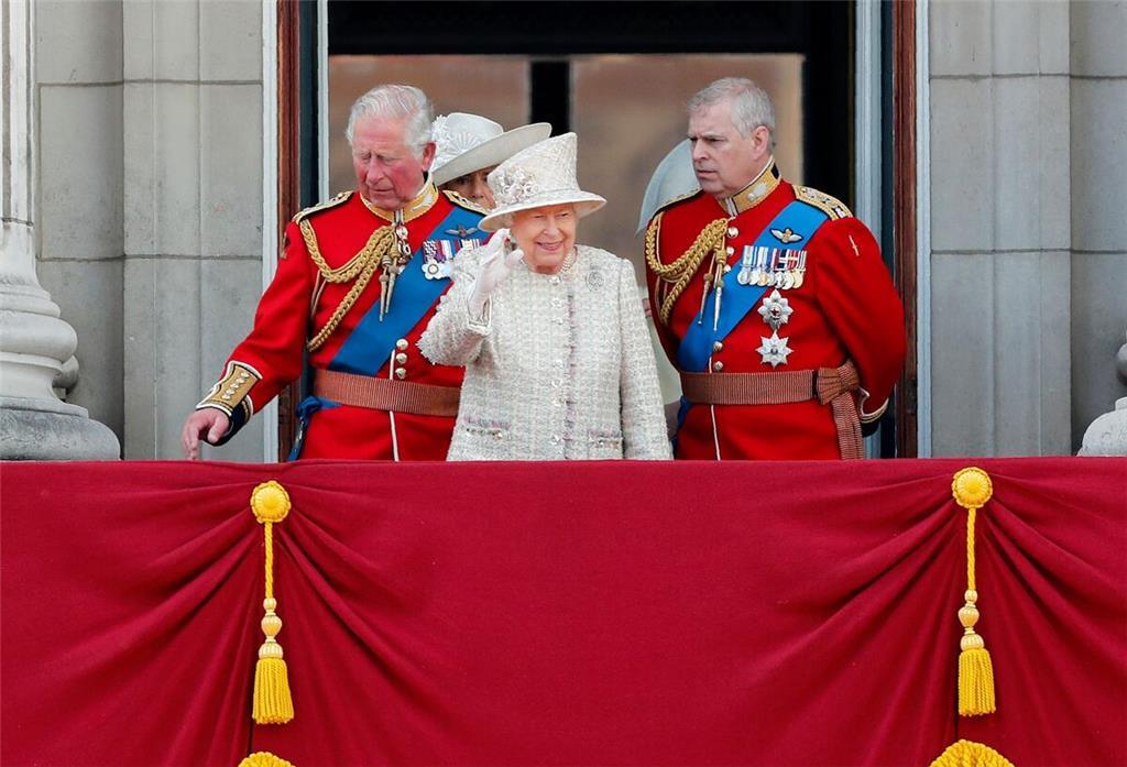 Der König greift durch: Prinz Andrew verliert seine Titel Andrew (r.) galt als Lieblingssohn der - inzwischen verstorbenen - Queen. (Archivbild)