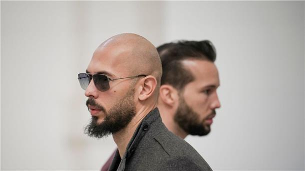 Rumänien: Bald Prozessbeginn gegen Tate-Brüder in Aussicht Andrew Tate (l) und sein Bruder Tristan warten im Gebäude des Berufungsgerichts in Bukarest. Den beiden Brüdern wird vorgeworfen, junge Frauen sexuell ausgebeutet zu haben.