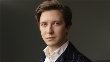 Andrey Denisenko spielt häufig in renommierten Konzertsälen wie der Elbphilharmonie oder der Berliner Philharmonie.