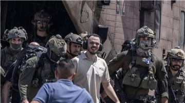 Andrey Kozlov (M), eine der vier israelischen Geiseln, die am 7. Oktober von der Hamas auf dem Nova-Musikfestival entführt wurden, kommt mit einem Hubschrauber im Sheba Medical Center an.
