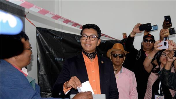 Andry Rajoelina vergangene Woche während seiner Stimmabgabe in einem Wahllokal ab.