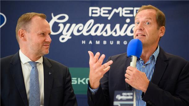 Tour-Chef Prudhomme: Schwierigkeiten gibt es überall Andy Grote (SPD, l), Hamburgs Senator für Inneres und Sport, und Aso-Chef Christian Prudhomme vor den Hamburger Cyclassics.