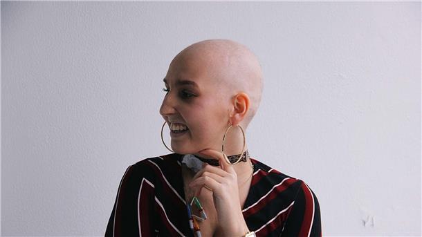 Anfang 2019 hatte Fenja Harms noch Schläuche für die Chemotherapie im Hals. Heute schmiedet sie wieder Zukunftspläne.