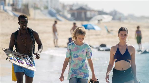 Einsamkeit, Wut und Selbstbehauptung: Das Drama „Sunburned“ Anfangs klammert sich Claire (Zita Gaier, M) an ihre ältere Schwester Zoe (Nicolais Borger, r).