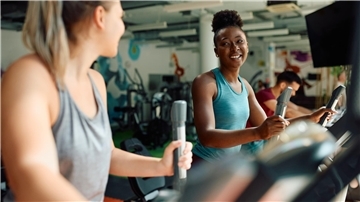 Zwei Frauen im Fitnessstudio 