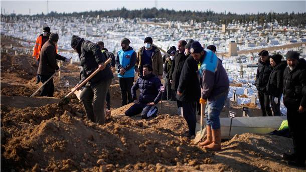 Eine Woche nach Beben: Auch Deutsche unter Vermissten Angehörige beten auf dem Sehir-Friedhof im türkischen Malatya um Menschen, die bei den Beben ums Leben gekommen sind.