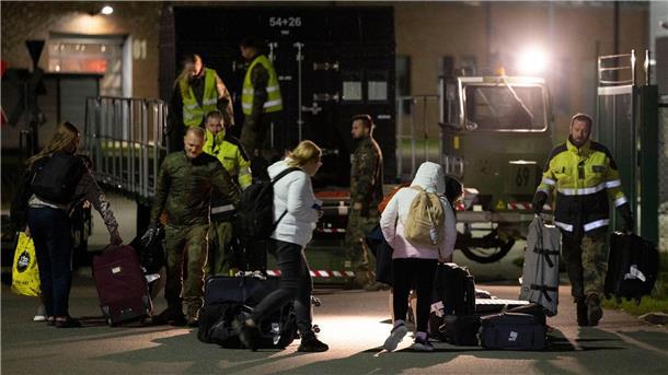 Angehörige der Bundeswehr laden in Wunstorf das Gepäck der aus Israel eingeflogenen Deutschen aus.