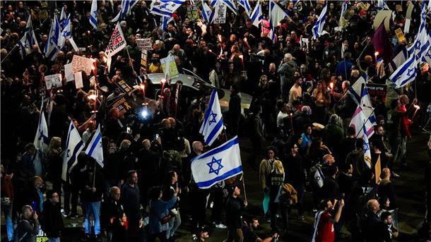 Tausende demonstrieren für Geiseln und gegen Netanjahu Angehörige der israelischen Geiseln, die im Gazastreifen von der Hamas festgehalten werden, protestieren in Tel Aviv für deren Freilassung.