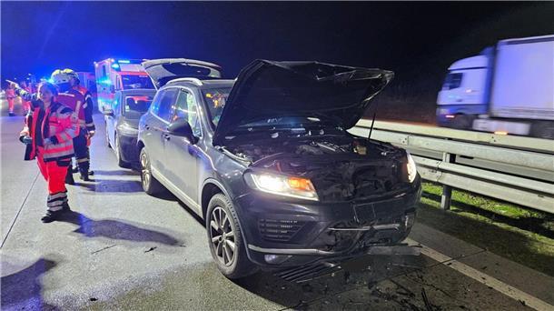 Angehörige des Rettungsdienstes übernehmen an der Unfallstelle die Erstversorgung der Verletzten.
