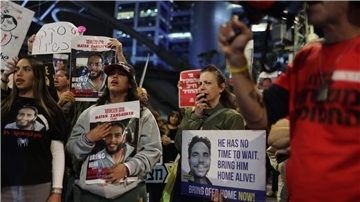 Angehörige und Unterstützer von Geiseln während einer Protestaktion in Tel Aviv.