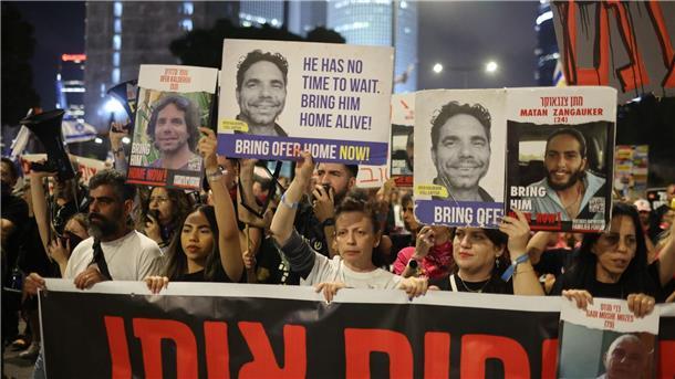 Angehörige von Geiseln und ihre Unterstützer fordern die israelische Regierung bei einer Demonstration dazu auf, ein Waffenstillstandsabkommen mit der Hamas zu unterzeichnen.