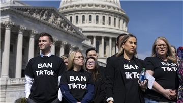 Angehörige von Kindern, die nach TikTok-Videos zu Tode gekommen sind, forderten in Washington das Verbot der Video-Sharing-App TikTok in den USA. 