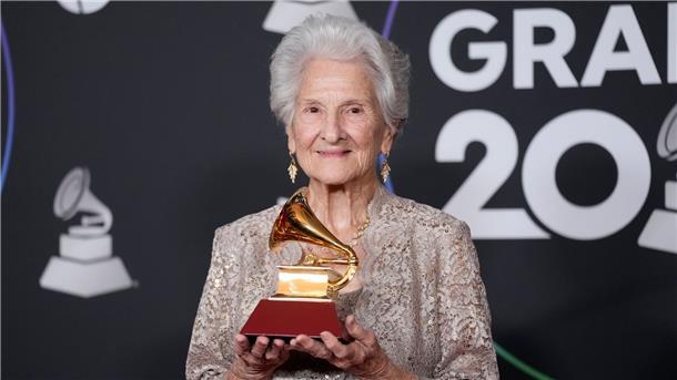 95-Jährige „beste neue Künstlerin“ bei Latin Grammys Ángela Álvarez: „Es ist nie zu spät.“