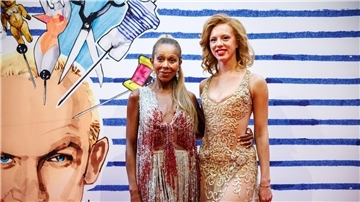 Angela Ermakova (l) und Anna Ermakova bei der Deutschland-Premiere von Jean-Paul Gaultiers „Fashion Freak Show“.