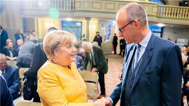 Merz kündigt Empfang zum 70. Geburtstag von Merkel an Angela Merkel und Friedrich Merz begrüßen sich bei der Eröffnungsveranstaltung der Bundeskanzler-Helmut-Kohl-Stiftung im September 2022.