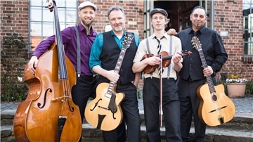Angelehnt an die Musik des Jazzgitarristen Django Reinhardt spielen die vier Oldenburger Musiker von „Chapeau Manouche“ konzertanten Swing zwischen Tradition und Moderne.
