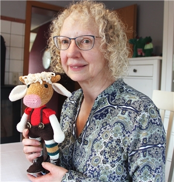 Angelika Hecht mit ihrer Lieblingsfigur ,,Freddy".