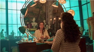 Angelina Jolie sitzt vor einem Schminktisch.  Die amerikanische Schauspielerin verkörpert Maria Callas. 