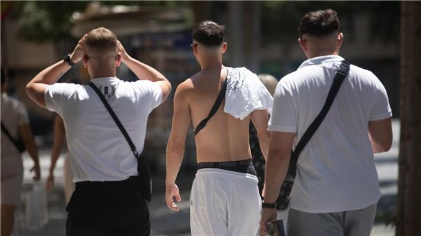 Männer oben ohne: sexy oder sexistisch? Angesagt bei jungen Männern: das klassische weiße T-Shirt. Aber auch: zeigen, was man hat. Blanke Brust? Tattoos? Waschbrettbauch? (Archivbild)