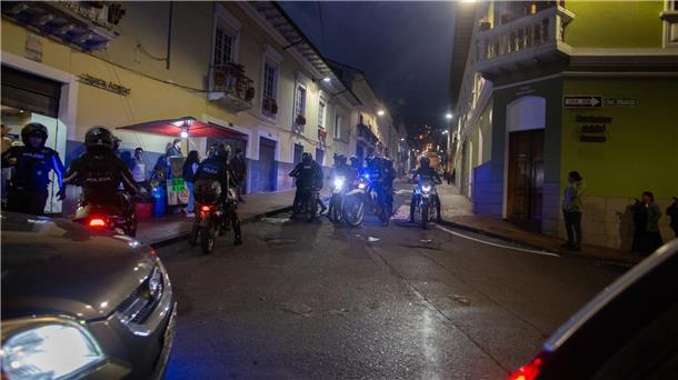 Angesichts der eskalierenden Bandengewalt in Ecuador hat Präsident Noboa die Auseinandersetzungen zwischen kriminellen Gangs und Sicherheitskräften als internen bewaffneten Konflikt deklariert. Die Streitkräfte würden angewiesen, Einsätze gegen rund 20 kriminelle Organisationen durchzuführen.