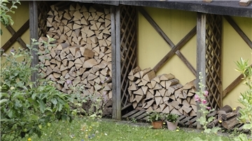 Angesichts hoher Öl- und Gaspreise wird Brennholz teurer.