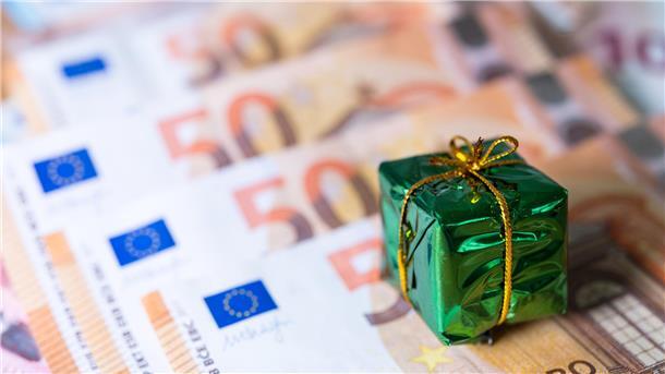 Erhöhung des Grundfreibetrags: Im Dezember gibt es Extra-Geld Angestellte können sich im Dezember über mehr Geld auf dem Konto freuen.
