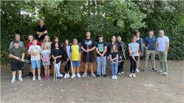 Gruppenfoto bei der Aufräumaktion der Oberschule Am Luisenhof vor einem Sammelcontainer