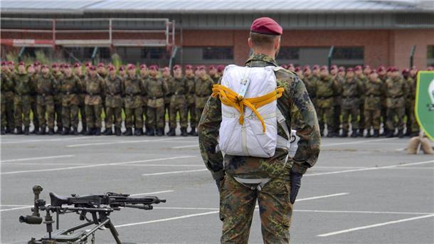 Inspekteur verleiht Seedorfer Fallschirmjägern das Fahnenband „Einsatz“ Angetreten zum feierlichen Verleihungsappell! Den Soldatinnen und Soldaten des Fallschirmjägerregimentes 31 wurden am Dienstag gleich zwei Preise verliehen.