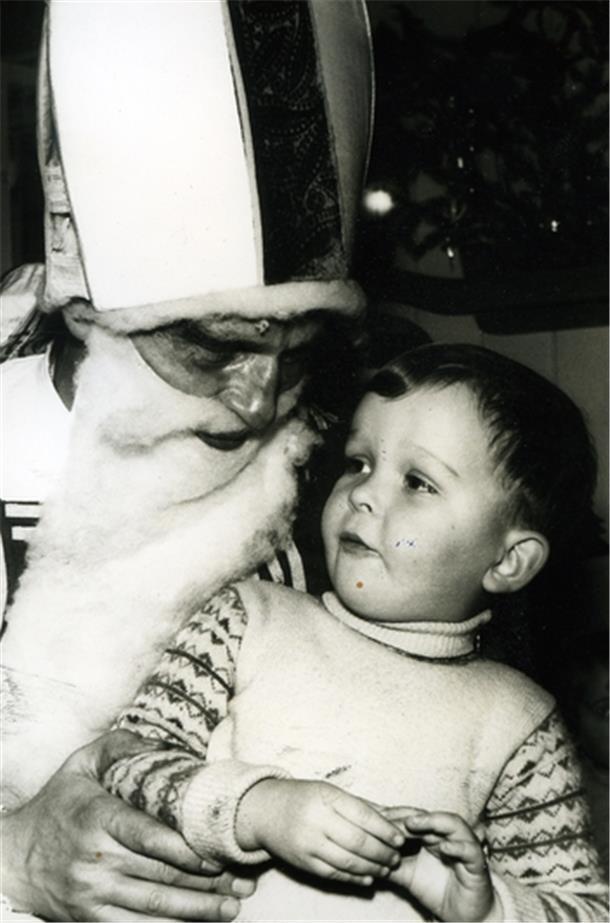 So freute sich Nordenham in den 1950ern auf den Weihnachtsmann Angst vor dem Weihnachtsmann? Ach was! Der bringt doch Geschenke mit. Das weiß auch dieser kleine Junge.
